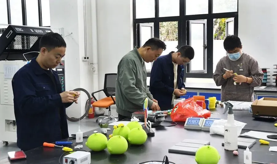 📸 工作人员进行处理装配