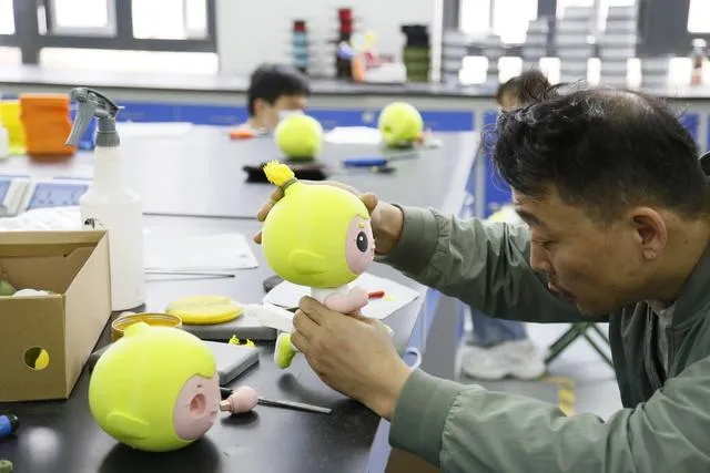 📸 工作人员进行处理装配