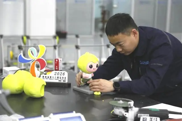 📸 工作人员进行处理装配